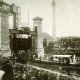 Kaiser Wilhelm II. weiht am 11. August 1899 das Schiffshebewerk Henrichenburg ein. Im Hintergrund die Tribüne des Gastwirts Lukas.