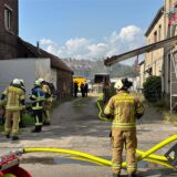 Feuerwehrleute stehen an einem Hinterhof in Recklinghausen-Süd.
