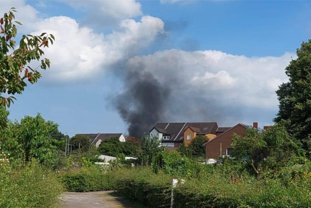 Eine dicke Rauchwolke steht über Recklinghausen-Süd. Eine dicke Rauchwolke steht über Recklinghausen-Süd.