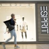 Eine Passantin geht vor einer Filiale des Modekonzerns Esprit entlang.