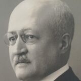 Montage zeigt das Titelbild der Taschenausgabe der Verfassung von 1919 und ein Porträt von Recklinghausens damaligem Oberbürgermeister Sulpiz Hamm.