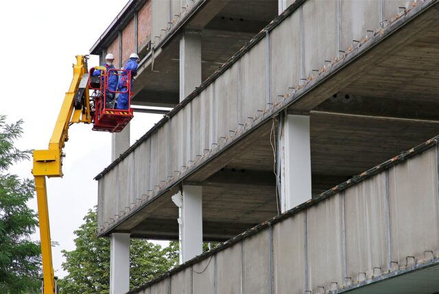 Arbeiter an der Fassade des früheren Amaro-Hauses