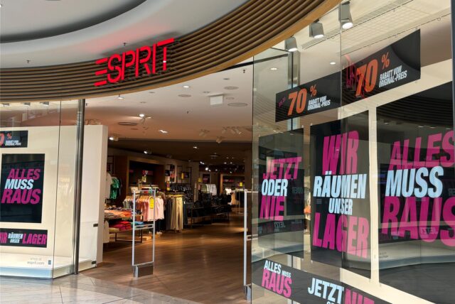 Plakate, die Rabatte ankündigen, hängen in den Schaufenstern der Esprit-Filiale in der Thier-Galerie in Dortmund.