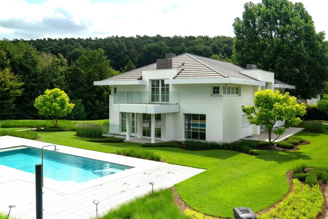 Blick auf eine Villa mit Pool in Herdecke, die zum Verkauf steht.