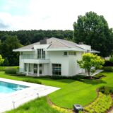 Blick auf eine Villa mit Pool in Herdecke, die zum Verkauf steht.