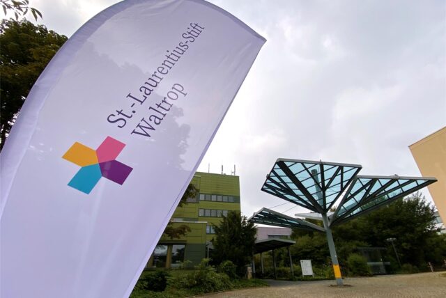 Im Mai 2023 soll ein Patient in der geschlossenen Psychiatrie des St. Laurentius Stifts in Waltrop einen Besucher angegriffen haben. Jetzt beschäftigt der Zwischenfall das Bochumer Landgericht.