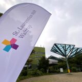 Im Mai 2023 soll ein Patient in der geschlossenen Psychiatrie des St. Laurentius Stifts in Waltrop einen Besucher angegriffen haben. Jetzt beschäftigt der Zwischenfall das Bochumer Landgericht.