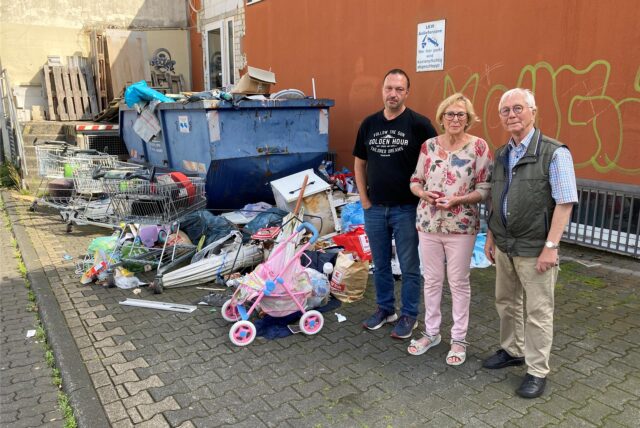 Über den seit Monaten wachsenden Müllberg hinter einem leeren Ladenlokal an der Friedrichstraße in Marl-Hüls ärgern sich die Anwohner Stefan Weber, Anni Zibell und Heinz-Gerd Paschke (v.l.).