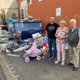 Über den seit Monaten wachsenden Müllberg hinter einem leeren Ladenlokal an der Friedrichstraße in Marl-Hüls ärgern sich die Anwohner Stefan Weber, Anni Zibell und Heinz-Gerd Paschke (v.l.).