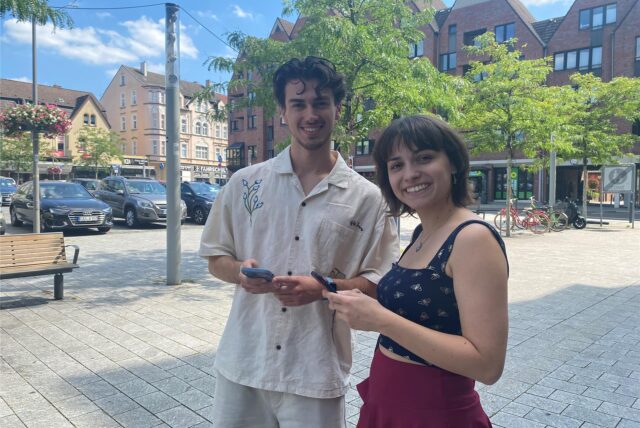 Nora Varga und Roman Lachowicz rätseln in der Castroper Altstadt.