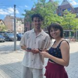 Nora Varga und Roman Lachowicz rätseln in der Castroper Altstadt.