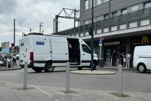 Entschärfer sind am Freitag (9.8.) am Hauptbahnhof Dortmund zu sehen.