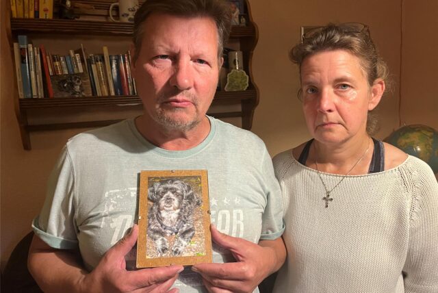 Oliver Stemmer und Svenja Schmidtke halten ein Erinnerungsfoto von Hündin Queen in die Kamera.