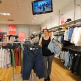Mitarbeiterin bei der C&A Filiale vor Kleidung