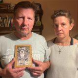 Oliver Stemmer und Svenja Schmidtke halten ein Erinnerungsfoto von Hündin Queen in die Kamera.