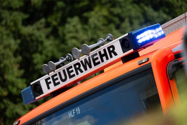 Ein Feuerwehrauto mit eingeschaltetem Blaulicht