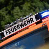 Ein Feuerwehrauto mit eingeschaltetem Blaulicht