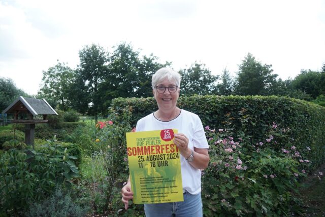 Barbara Lau mit Plakat