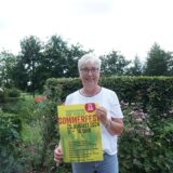 Barbara Lau mit Plakat