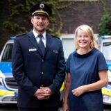 Polizeipräsidentin Friederike Zurhausen begrüßt Polizeioberrat Daniel Sühling