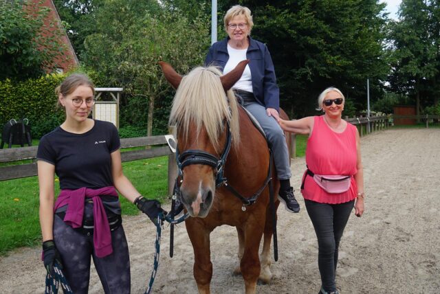 Drei Frauen mit Pferd.