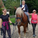 Drei Frauen mit Pferd.