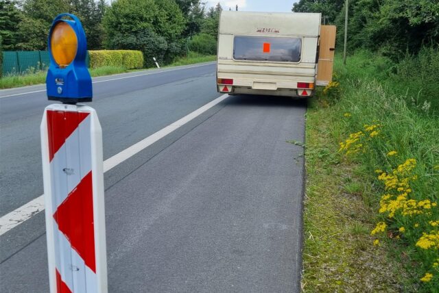 Ein Wohnwagen steht an der Ahsener Straße.