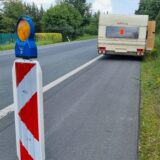 Ein Wohnwagen steht an der Ahsener Straße.