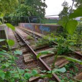 Die frühere Strecke des in Kamen geschlossenen Kettler-Werks verläuft über die Brücke an der Heerener Straße. Weil die in baulich schlechtem Zustand ist, ist sie abgesperrt.