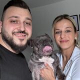 Serkan Göcmez und seine Frau Hulya filmen ihre Französische Bulldogge Duman (5) gerne für TikTok, der Erfolg überrascht auch die beiden.