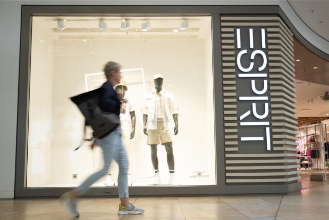 Eine Frau geht an einer Filiale der Modekette Esprit vorbei.