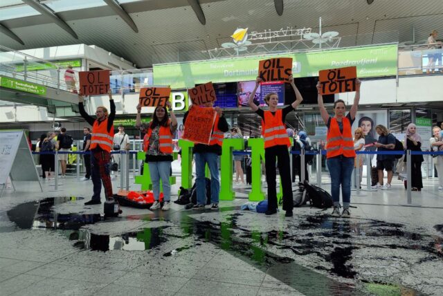 Demonstranten der Bewegung «Letzte Generation» haben im Flughafen Dortmund auf Klimaschäden durch fossile Brennstoffe aufmerksam gemacht.