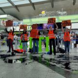 Demonstranten der Bewegung «Letzte Generation» haben im Flughafen Dortmund auf Klimaschäden durch fossile Brennstoffe aufmerksam gemacht.