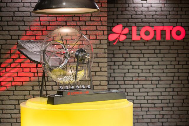 Die Ziehungsmaschine der Lottozahlen 6 aus 49 steht in der Studio-Kulisse.