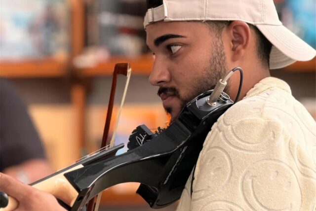 Exhan Manaj spielt eine E-Geiege.