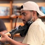 Exhan Manaj spielt eine E-Geiege.