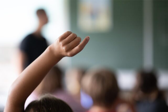 Zu sehen sind Schülerinnen und Schüler im Unterricht (Symbolbild).