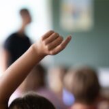 Zu sehen sind Schülerinnen und Schüler im Unterricht (Symbolbild).