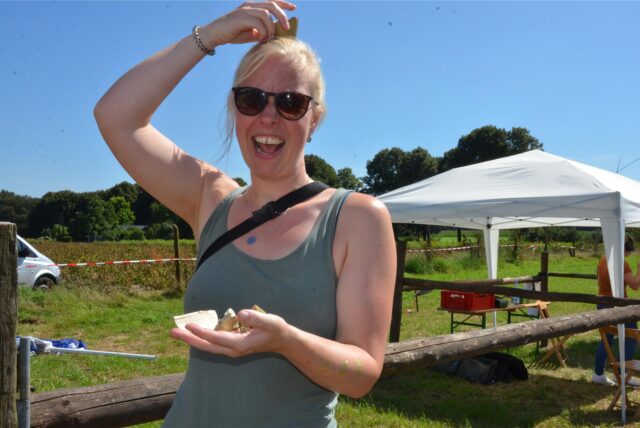 Christina Löwe setzt sich die Holzkrone des Schützenvogels auf.