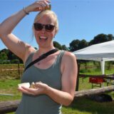 Christina Löwe setzt sich die Holzkrone des Schützenvogels auf.