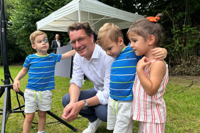 Hendrik Wüst mit Kindern