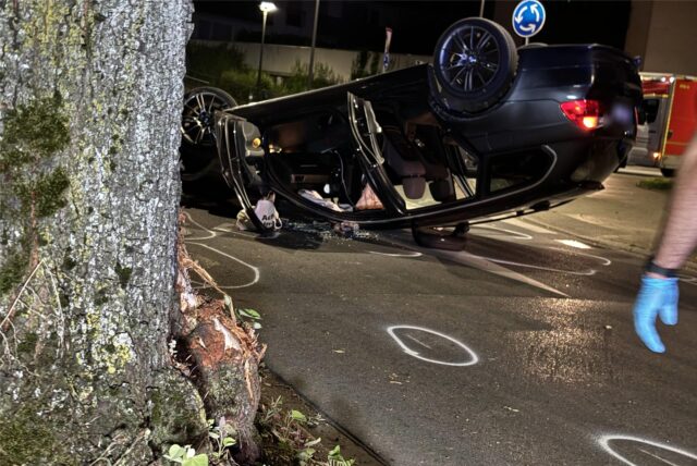 Ein Auto liegt auf der Werkstättenstraße in Recklinghausen auf dem Dach.