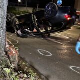 Ein Auto liegt auf der Werkstättenstraße in Recklinghausen auf dem Dach.