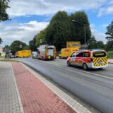 Ein Polizei- und ein Feuerwehrfahrzeug sowie ein Rettungswagen stehen auf der Scherlebecker Straße, in der Entfernung ein demoliertes Lieferfahrzeug und ein demolierter Kleinwagen.
