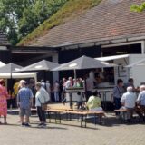Menschen auf dem Hof Neugebauer.