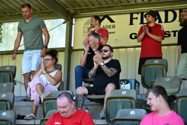 Die komplette Führungsetage der Spvgg. Erkenschwick sah von der Tribüne aus den 4:0-Sieg der zweiten Mannschaft beim SSC Recklinghausen.