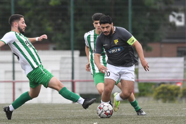 Alihan Kurgan (am Ball) erzielte nach seiner 45-Tore-Saison im ersten Spiel der Kreisliga A sofort einen Viererpack.
