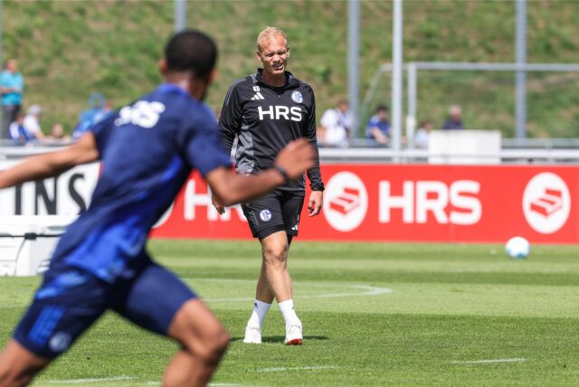 23.07.2024, Fussball, Saison 2024/2025, 2. Bundesliga, Training FC Schalke 04, Cheftrainer Karel Geraerts (FC Schalke 04) Foto: Tim Rehbein/RHR-FOTO