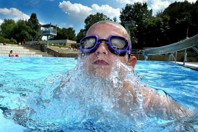 Das Archivbild von 2004 zeigt ein Kind mit Schwimmbrille, das im Freibad Mollbeck in Recklinghausen aus dem Wasser auftaucht.