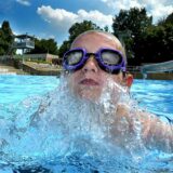 Das Archivbild von 2004 zeigt ein Kind mit Schwimmbrille, das im Freibad Mollbeck in Recklinghausen aus dem Wasser auftaucht.